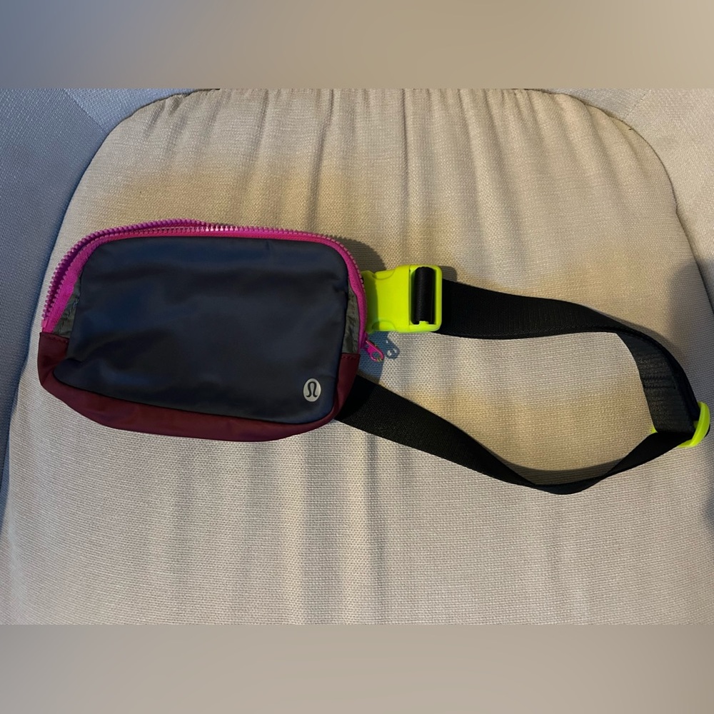 lululemon Everywhere Belt Bag 1L, neon multicolor